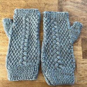 Grey knit gloves.